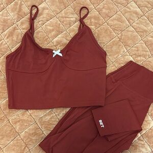 Set active maroon athleisure set